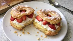 Domácí odpalované věnečky s vanilkovým krémem, šlehačkou a jahodami