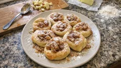 Jablečné koláčky na plech: křehké, voňavé a hotové za chvíli