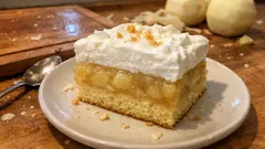 Jablečné řezy se šlehačkou: vláčná buchta na plech s pudinkovou vrstvou