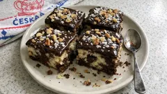 Bábovka na plech s čokoládovou polevou – mramorová, vláčná a bez vyklápění