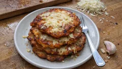 Bramborové placičky se sýrem a česnekem: křupavé okraje a vláčný střed za chvilku