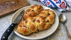 Kynuté housky se slaninou a sýrem: zlatavé, vláčné a skvělé i druhý den