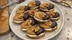 Ořechové oválky na Vánoce – křehké slepované cukroví s bílkovo‑máslovým krémem