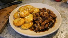 Křupavé bramborové dukátky s česnekem a vepřové nudličky na sójové omáčce