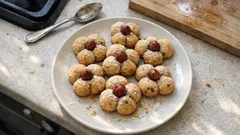 Vánoční jetelinky z lískových oříšků: křehké trojlístky, které změknou do pár dnů