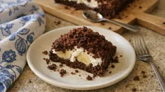 Krtkův dort na plechu: jednodušší verze oblíbené klasiky, která se skvěle krájí