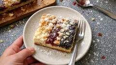 Frgálová buchta na plech: nadýchané těsto, tvaroh a proužky máku s marmeládou