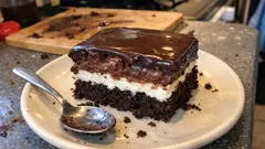 Pudinkový koláč se zakysanou smetanou: vláčný kakaový korpus a čokoláda navrch