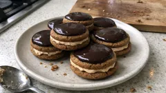 Cappuccino koláčky: vánoční cukroví s jemným krémem a čokoládovou polevou