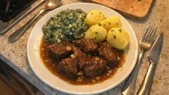 Hovězí na česneku se smetanovým špenátem a brambory: poctivý domácí oběd