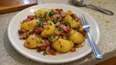 Farmářské brambory se slaninou a cibulí: křupavé na pánvi za chvilku