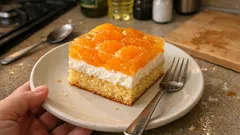 Mandarinkové řezy na plech: nadýchaný piškot, lehký krém a pudinkové želé