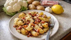 Květák s bramborami na plechu: se slaninou a parmazánem, večeře bez práce