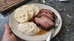 Nedělní křenová omáčka s uzenou krkovicí: tradiční recept s domácím knedlíkem