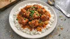 Krkovička na paprice a pórku: šťavnaté dušené maso s rýží, co zasytí
