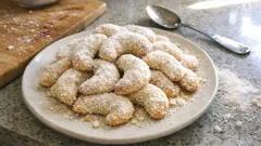 Vanilkové rohlíčky, které se nedrolí: křehké cukroví s ořechy krok za krokem