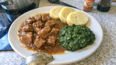 Vepřové kostky na kmíně s cibulovou šťávou – knedlík a špenát jako od babičky