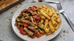 Minutková vepřová směs se zeleninou a hranolkami z trouby – hotovo skoro samo