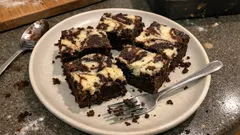 Hrnková kakaová buchta s tvarohem na plech – vláčná a bez vážení