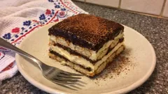 Nepečený piškotový dezert s vanilkovým krémem a čokoládou: stačí lednice