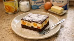 Tvarožka s ovocem na plech: vláčné kakaové těsto a krémový tvaroh krok za krokem