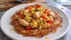 Kuřecí kostky na zelenině s bramboráčky: šťavnatá večeře z jedné pánve