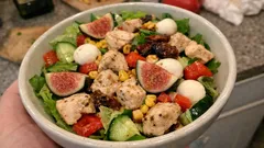 Kuřecí salát s fíky a sušenými rajčaty: bez zálivky, chuť udělá výpek