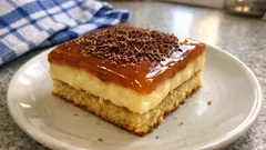 Pudinkové řezy s karamelovou polevou: jednoduchý moučník na plech, co se krájí jedna radost