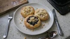 Domácí koláčky s tvarohem a povidly: vláčné těsto a poctivá drobenka