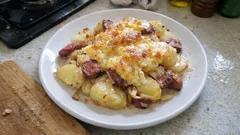 Zapečené brambory s uzeninou z jednoho pekáče – krémové a se sýrovou kůrkou