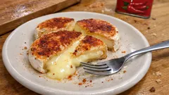 Pečený hermelín s paprikou: jen 2 suroviny a za 10 minut máte hotovo