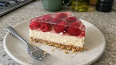 Nepečený malinový dort s vanilkovým krémem: krásně drží tvar díky želatině