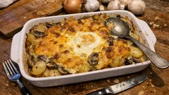 Zapékané brambory se žampiony – krémová zálivka a sýrová krusta z jednoho pekáče