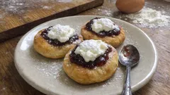 Kynuté vdolky s marmeládou a tvarohem: osvědčený recept, po kterém zmizí ze stolu