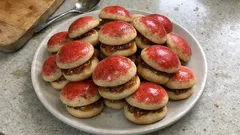 Skořicové muchomůrky: voňavé vánoční cukroví s meruňkovou marmeládou a čokoládou