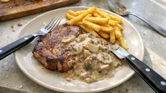 Krkovice se žampionovou omáčkou a hranolkami: poctivý oběd, který se vždy povede