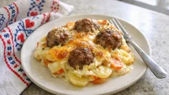 Zapečené brambory s masovými kuličkami: večeře z jednoho pekáče