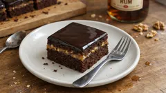 Opilý Izidor na plech: kakaový korpus, rumovo-ořechová náplň a čokoládová poleva